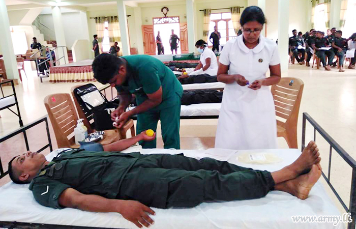 513 Brigade Troops Give Blood to Thelippalai Patients in Jaffna