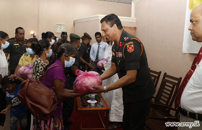 Troops Coordinate & Organize Distribution of 300 More Relief Packs in Kegalle 