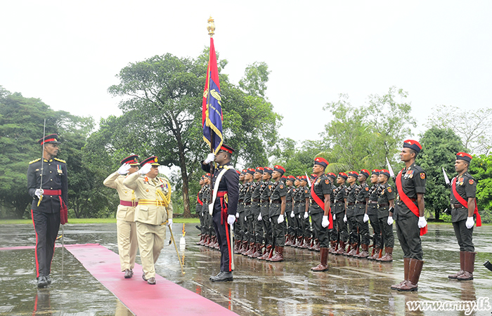 විශ්‍රාම දිවියට පා තබන ශ්‍රී ලංකා කාලතුවක්කු හමුදාවේ ජ්‍යෙෂ්ඨ නිලධාරි වෙත ගෞරවාචාර