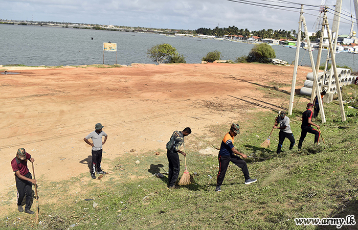 යුද්ධ හමුදා භටපිරිස් මන්නාරම කලපූ තීරය පිරිසිදු කරයි 