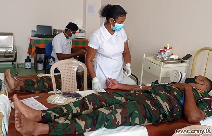 100 Hambantota-based Troops Respond to Blood Bank's SOS 