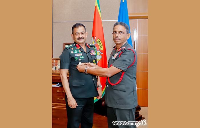 NDC Badge Presented to Army Chief 