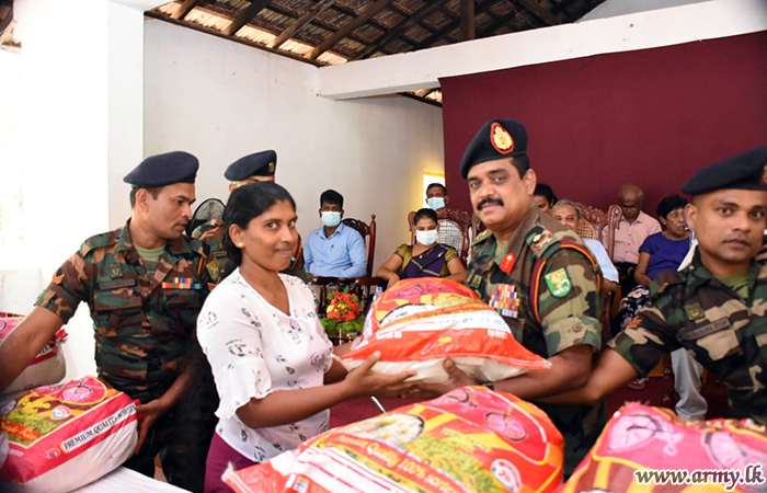 211 வது பிரிகேடினரால் குறைந்த வருமானம் கொண்ட பெண்கள் மற்றும் கர்ப்பிணிகளுக்கு வாழ்வாதார உதவி