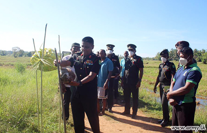 යුද්ධ හමුදාවේ මඟපෙන්වීමෙන් අස්වැද්දූ කුඹුරුවල වී අස්වනු නෙලාගනී