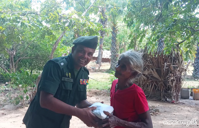 14 SLSR Troops Provide Free Lunch to Elderly in Mandakandal 