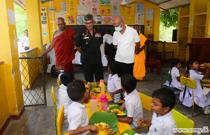 යුද්ධ හමුදාවේ මූලිකත්වයෙන් පාසල් සිසු සිසුවියන් 700 දෙනෙකුට දිවා භෝජන සංග්‍රහයක්