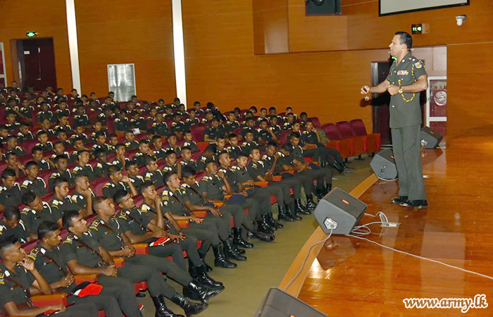 Over 600 Army Troops Listen to Lecture on ‘Military Literature’