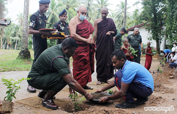 6 வது இலங்கை பீராங்கி படையணி படையினர் மல்லிகை மரக்கன்றுகளை நடுவதற்கு உதவி