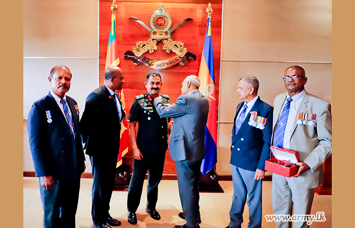 Ex-Servicemen Pin Poppy Flower on Army Chief 