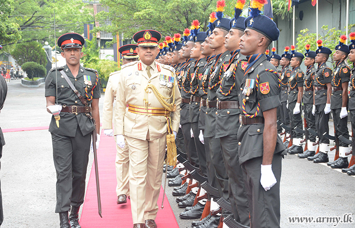 මේජර් ජෙනරල් නිලයට උසස්වීම් ලැබූ ජ්‍යෙෂ්ඨ නිලධාරි වෙත ශ්‍රී ලංකා විදුලි හා යාන්ත්‍රික ඉංජිනේරු බලකායේ ගෞරවාචාරය