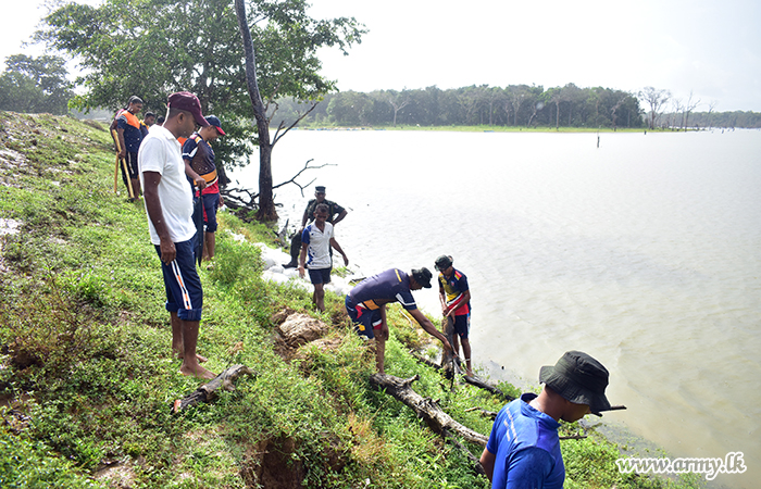 682 වන බලසේනාවේ භටපිරිස් මරදමඩු වැව් බැම්ම පිලිසකර කරයි