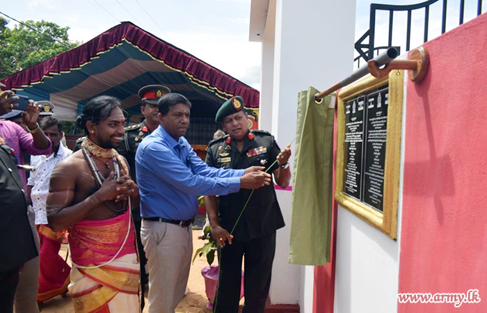 9 SLNG Troops Erect New Main Entrance Gate to Sugandhipuram Kovil 