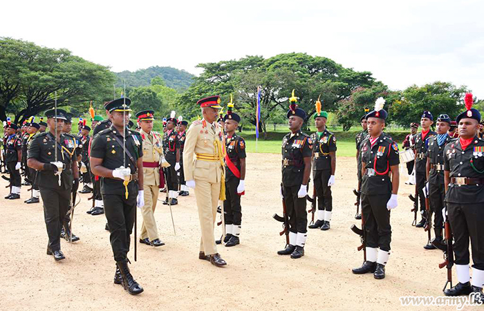 උසස්වීම් ලද මාදුරුඔය යුද්ධ හමුදා පුහුණු පාසලේ සේනාවිධායකට එම පුහුණු පාසලේ ගෞරවාචාරය