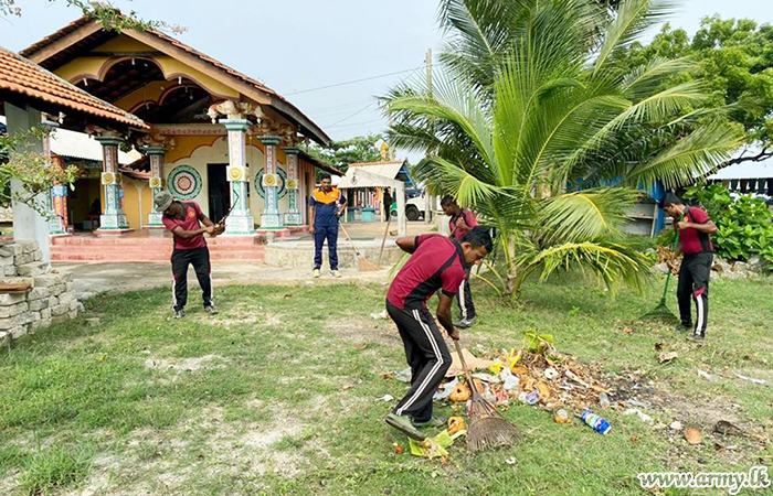 දීපාවලී උත්සවය වෙනුවෙන් යුද්ධ හමුදා භටපිරිස් කෝවිල් පරිශ්‍රයන් පිරිසිදු කරයි