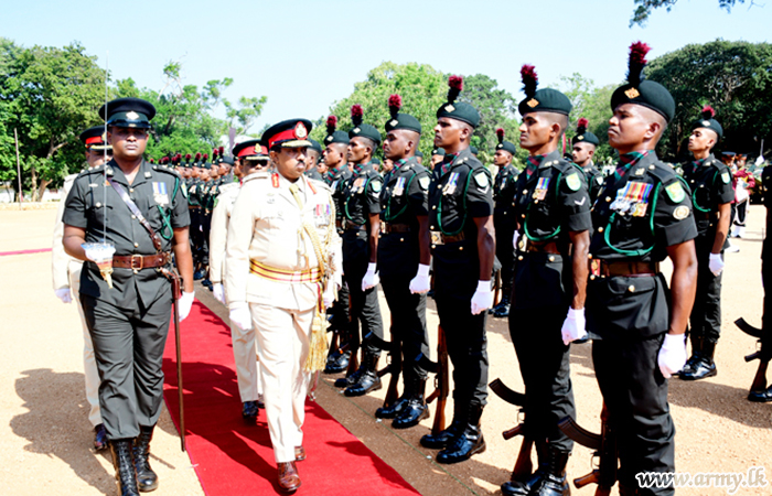 මේජර් ජෙනරල් නිලයට උසස්වීම් ලද යාන්ත්‍රික පාබල රෙජිමේන්තුවේ ජ්‍යෙෂ්ඨ නිලධාරීට හමුදා සම්ප්‍රදායානුකූල ගෞරවාචාර