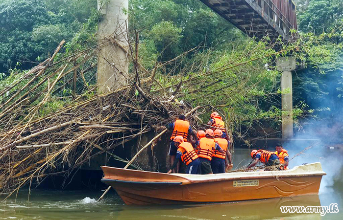 යුද්ධ හමුදා භටපිරිස් විසින් නවගමුව ප්‍රදේශයේ කැලණි ගඟේ ඇති වූ ජල අවහිරතා ඉවත් කරයි