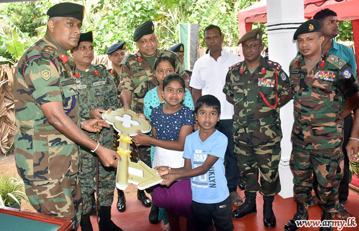 නිවාස අවශ්‍යතා සහිත පවුලක් වෙත 9 වන ශ්‍රී ලංකා සිංහ රෙජිමේන්තුවේ මූලිකත්වයෙන් නව නිවසක්