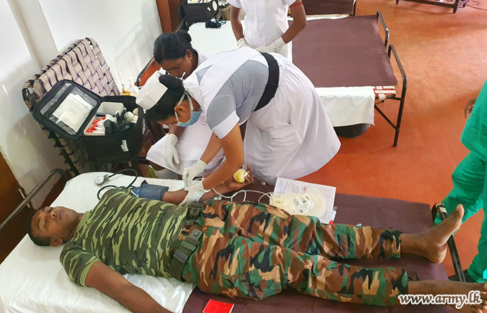 4 වන ශ්‍රී ලංකා යුද්ධ හමුදා වෛද්‍ය බලකායේ භටපිරිස්හී දායකත්වයෙන් යාපනය ශික්‍ෂණ රෝහලට ලේ දන්දීමේ වැඩසටහනක්