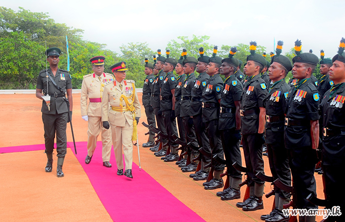 නික්මයන ආරක්‍ෂක සේනා ආඥාපති - නැගෙනහිර වෙත එම ආරක්‍ෂක සේනා මූලස්ථානයේ ගෞරවාචාරය 