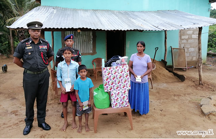 படையினரால் குழந்தைகளுடன் வாழும் விதவைப்பெண்ணுக்கு நிவாரணப் பொருட்கள் வழங்கல்  