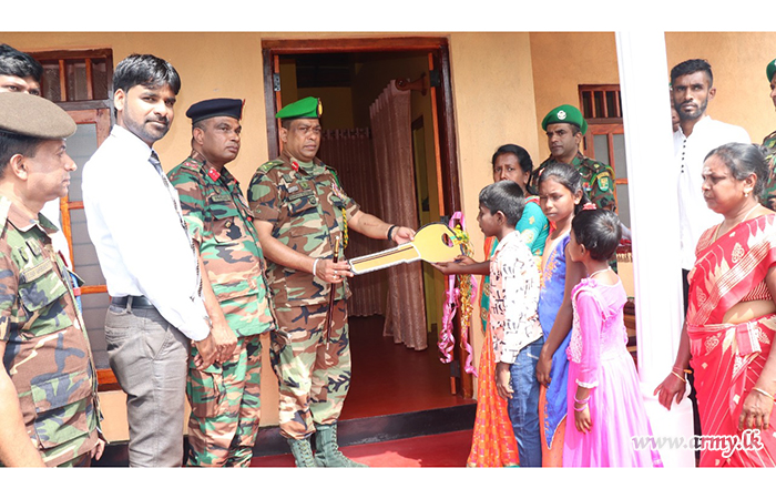 65 வது படைப்பிரிவினர் மாவட்ட செயலகத்தின் நிதியுதவியுடன் விதவை தாய்க்கு புதியவீடு
