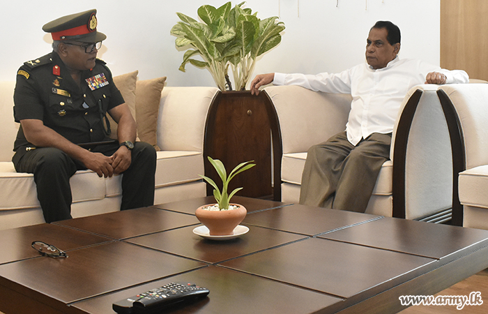 61 Infantry Division GOC Meets Governor & DS