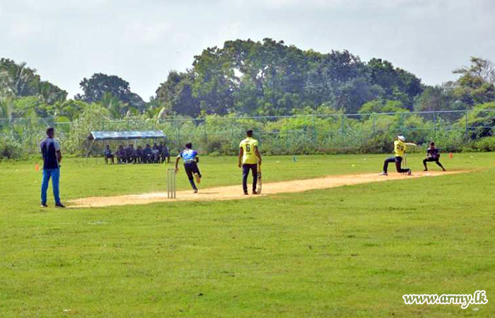 යුද්ධ හමුදා සාමාජිකයින් සහ පොලිස් නිලධාරීන් නැගෙනහිර ප්‍රදේශයේ පදිංචි සිංහල, දමිළ සහ මුස්ලිම් ජාතිකයන් සමගින් ක්‍රිකට් ක්‍රීඩාවේ නිරත වෙති