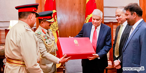Commander Hands Over Army-Designed Presidential Dispatch Bag to the President