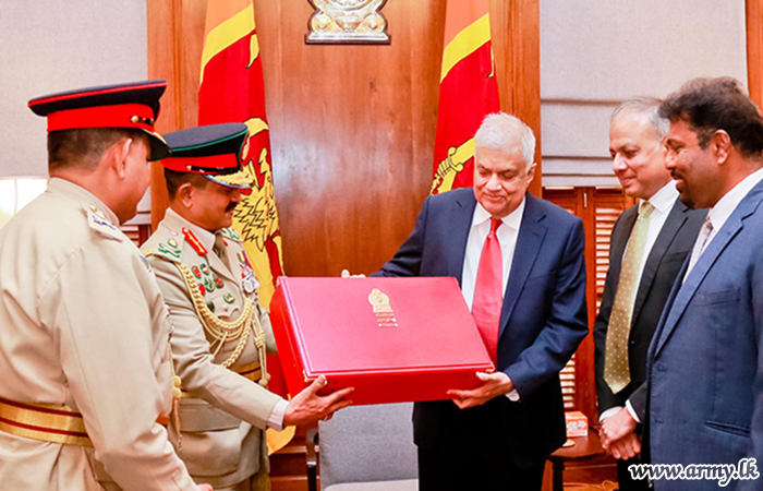 Commander Hands Over Army-Designed Presidential Dispatch Bag to the President