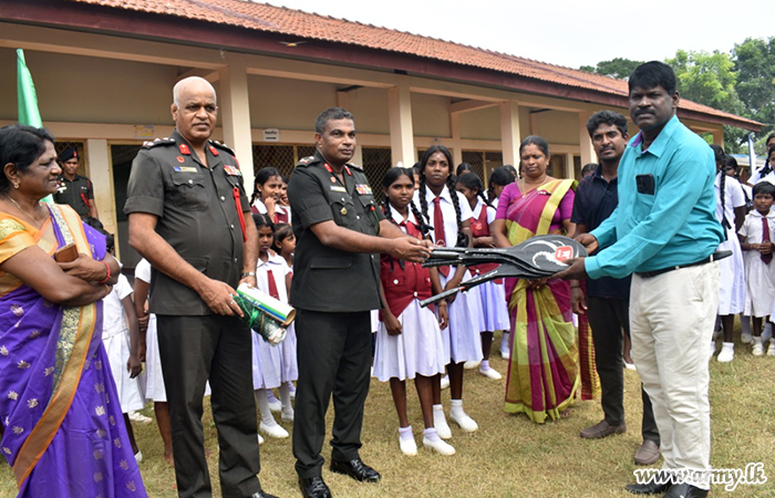 இராணுவத்தினரால் மல்லாவி பாடசாலைகளுக்கு பூப்பந்து அறிமுகம்