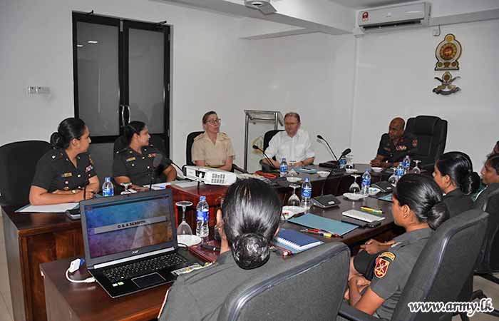 බ්‍රිතාන්‍ය රාජකීය හමුදා නියෝජිත පිරිසක් යුද්ධ හමුදා කාන්තා බලකායේ සංචාරයක