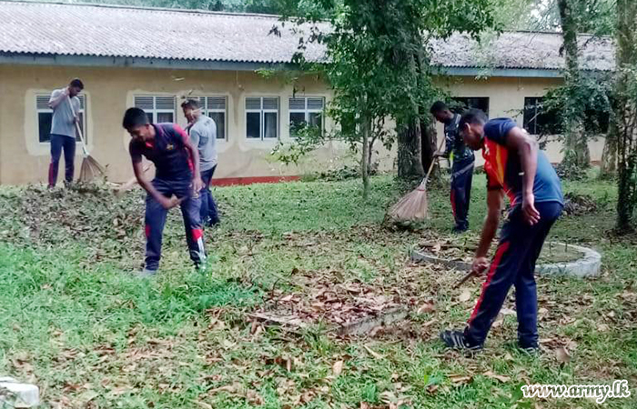 15 Artillery Troops Clean Meegoda Ayurvedic Hospital  