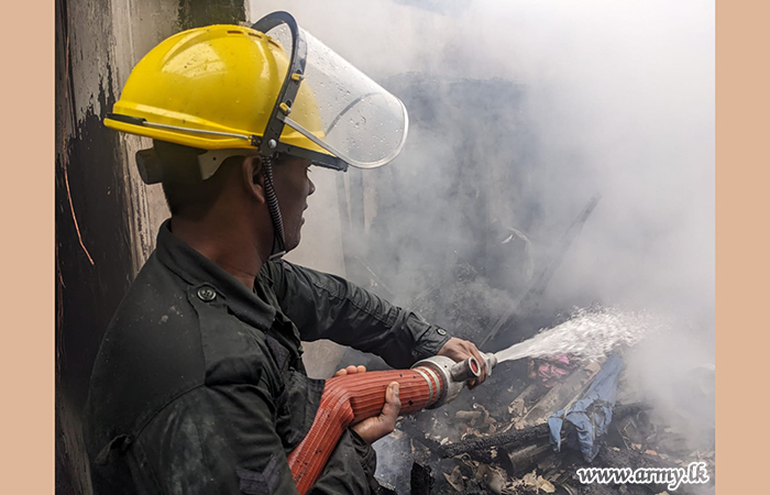 නිවසක දැව ගබඩාවක පැතිරියමින් තිබු ගින්නක් මැඩලීමට 111 වන බලසේනාවේ භටපිරිස් සමත්වෙයි