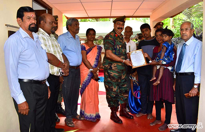 කරවෙඩ්ඩි ප්‍රදේශයේ ආර්ථික අපහසුතාවයන් මධ්‍යයේ දිවිගෙවන පවුලක් වෙත නව නිවසක් ඉදිකරදීමට 551 වන බලසේනාවේ භටපිරිස්හී දායකත්වය