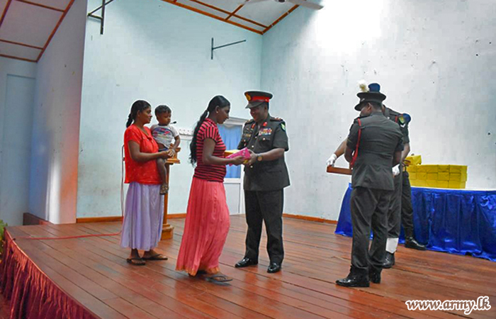 යුද්ධ හමුදා භටපිරිස්හි මූලිකත්වයෙන් පදවිය ප්‍රදේශයේ අඩු ආදායම්ලාභී සිවිල් වැසියන් අතර කිරිපිටි පැකට් පරිත්‍යාගයක්