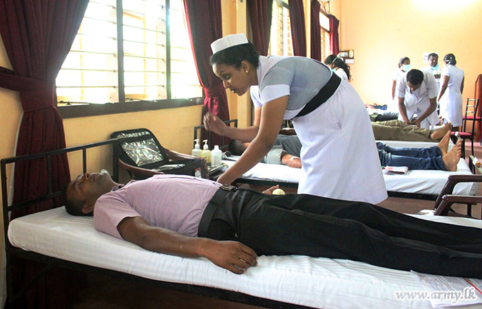 More Than 100 Troops of 511 Infantry Brigade Help Jaffna Patients Giving Blood