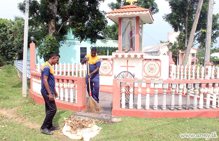 முல்லைத்தீவு படையினர் நத்தார் பண்டிகைக்கு முன்னதாக தேவாலய வளாகங்கள் சுத்தம் செய்யும் பணியில்