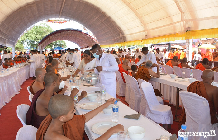 Wanni Troops in Hundreds Support Mammoth Offer of Alms to 5000 Nuns 