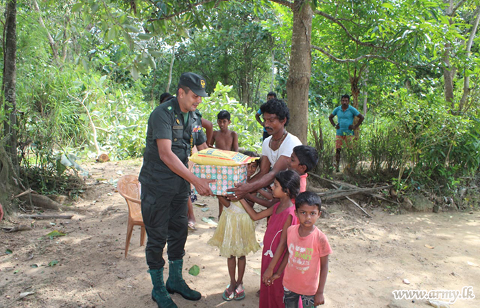 16 වන ගජබා රෙජිමේන්තුවේ භටපිරිස් මූලිකත්වයෙන් වියළි ආහාර සලාක පාර්සල් පරිත්‍යාගයක්