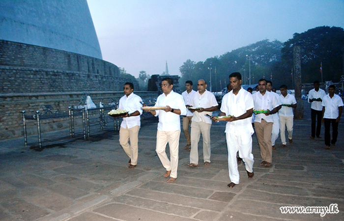 නව වසර උදාව වෙනුවෙන් ආරක්‍ෂක සේනා මූලස්ථානය - වන්නි භටපිරිස් මූලිකත්වයෙන් රුවන්වැලි සෑ පුදබිමේදී පුංණ්‍යෝත්සවයක්