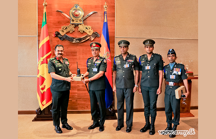 Sri Lanka Signal Corps-assembled ‘FLASH COM’ UHF Non-Secure Handheld Transceiver Presented to Army Chief