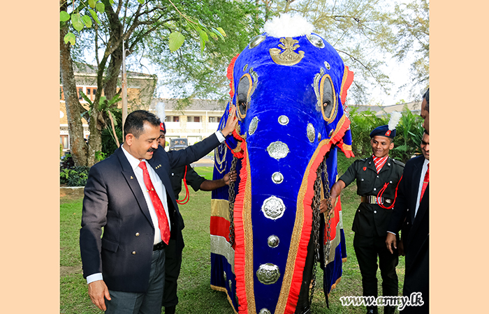 பனாகொடை இலேசாயுத காலாட் படையணியின் கண்டுல -1X' யாணைக்கு தளபதி உணவூட்டல்