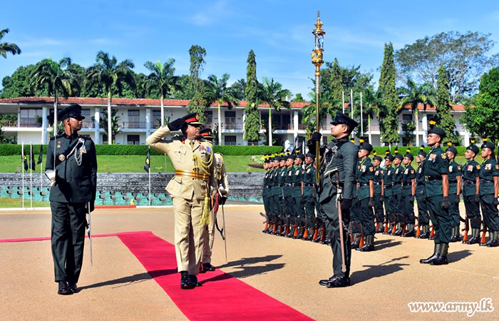 අභිනවයෙන් උසස්වීම් ලැබූ මේජර් ජෙනරල් කනිෂ්ක හෙයියන්තුඩුව වෙත සිය රෙජිමේන්තුවේ ගෞරවාචාරය