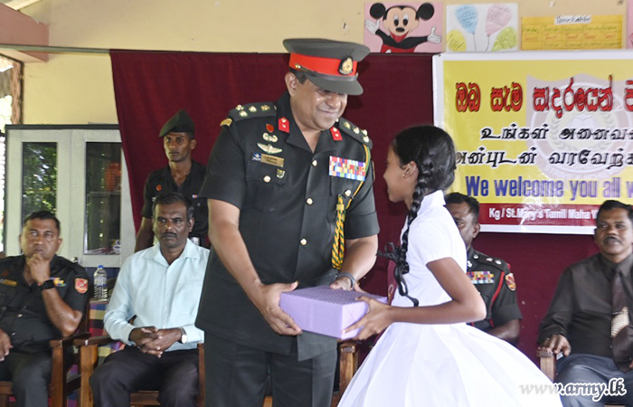 යුද්ධ හමුදාවේ මූලිකත්වයෙන් ශාන්ත මරියා දමිළ විද්‍යාලයේ සිසු සිසුවියන්ට පාසල් උපකරණ පරිත්‍යාගයක්