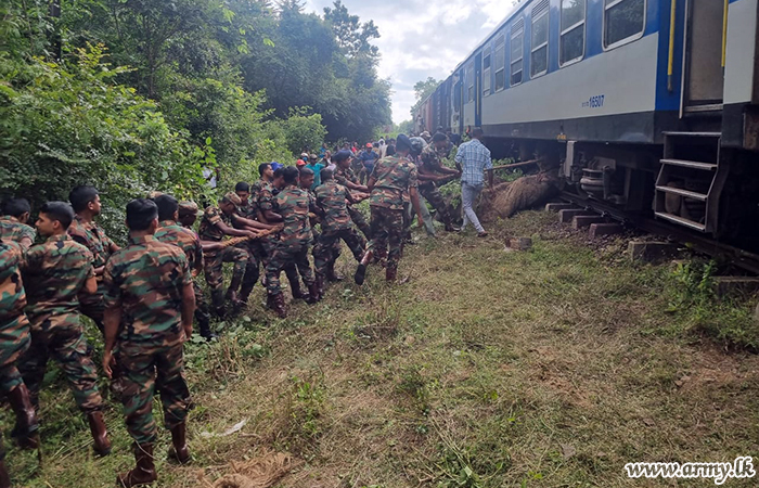කොළඹ බලා ධාවනය වූ ශීඝ්‍රගාමී දුම්රියෙහි ගැටී මියගිය වන අලියාගේ සිරුරු ඉවත් කිරීමට යුද්ධ හමුදා භටපිරිස් දායක වෙයි