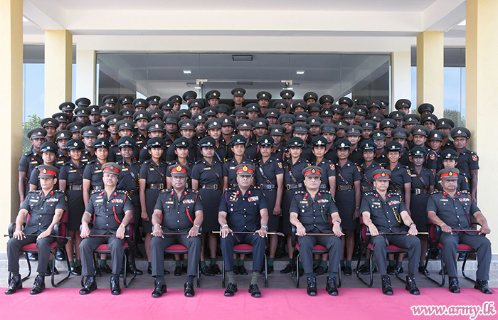 ශ්‍රී ලංකා යුද්ධ හමුදා ස්වේච්ඡා බලසේනා මූලස්ථානයේදී අභිනවයෙන් අධිකාරියට පත් නිලධාරීන් ඉතා උණුසුම් අයුරින් පිළිගනු ලබයි