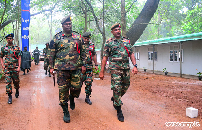 යුද්ධ හමුදා මාණ්ඩලික ප්‍රධානි 4 වන ශ්‍රී ලංකා පාබල හමුදාවේ ක්ෂේත්‍ර සංචාරයක
