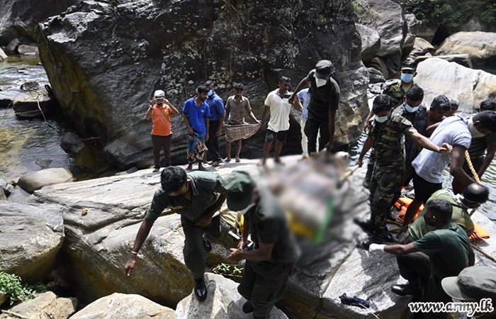 8 වන ශ්‍රී ලංකා සිංහ රෙජිමේන්තුවේ භටපිරිස් විසින් ගල්කොරියක් තුළ මියගිය කම්කරුවෙකුගේ මෘත දේහය ඉවත් කරයි