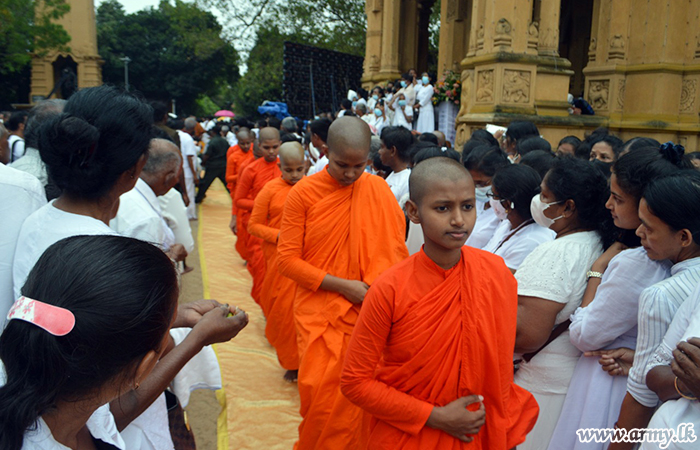 Troops Support Kelaniya Temple ‘Pinkam’