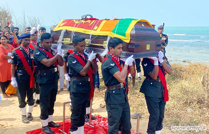 SLLI Troops Salute Jaffna-based Army War Veteran in Military Funeral 